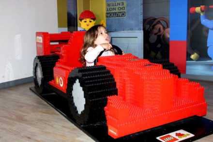 Rotes LEGO Auto zum Hineinsetzen