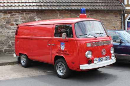 Ein roter VW-Bulli der Freiwilligen Feuerwehr Holzminden