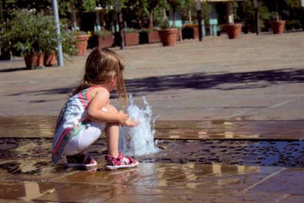 Erfrischungspause mit kleinen Wasserspielen auf dem Platz der Therme Meran
